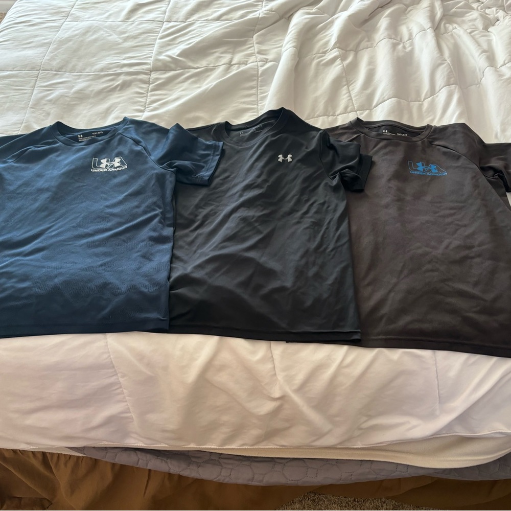 Boys size large under armour short sleeve shirts